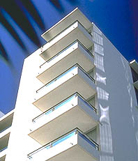 marc_suites_waikiki.jpg (18047 bytes)